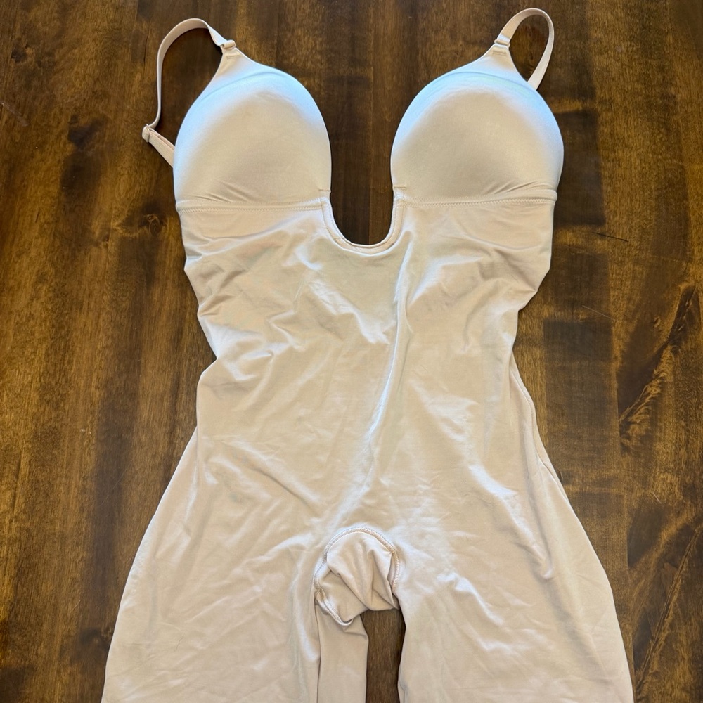 Spanx Low Plunge Mid Thigh Bodysuit Large ***read description - Picture 2 of 7